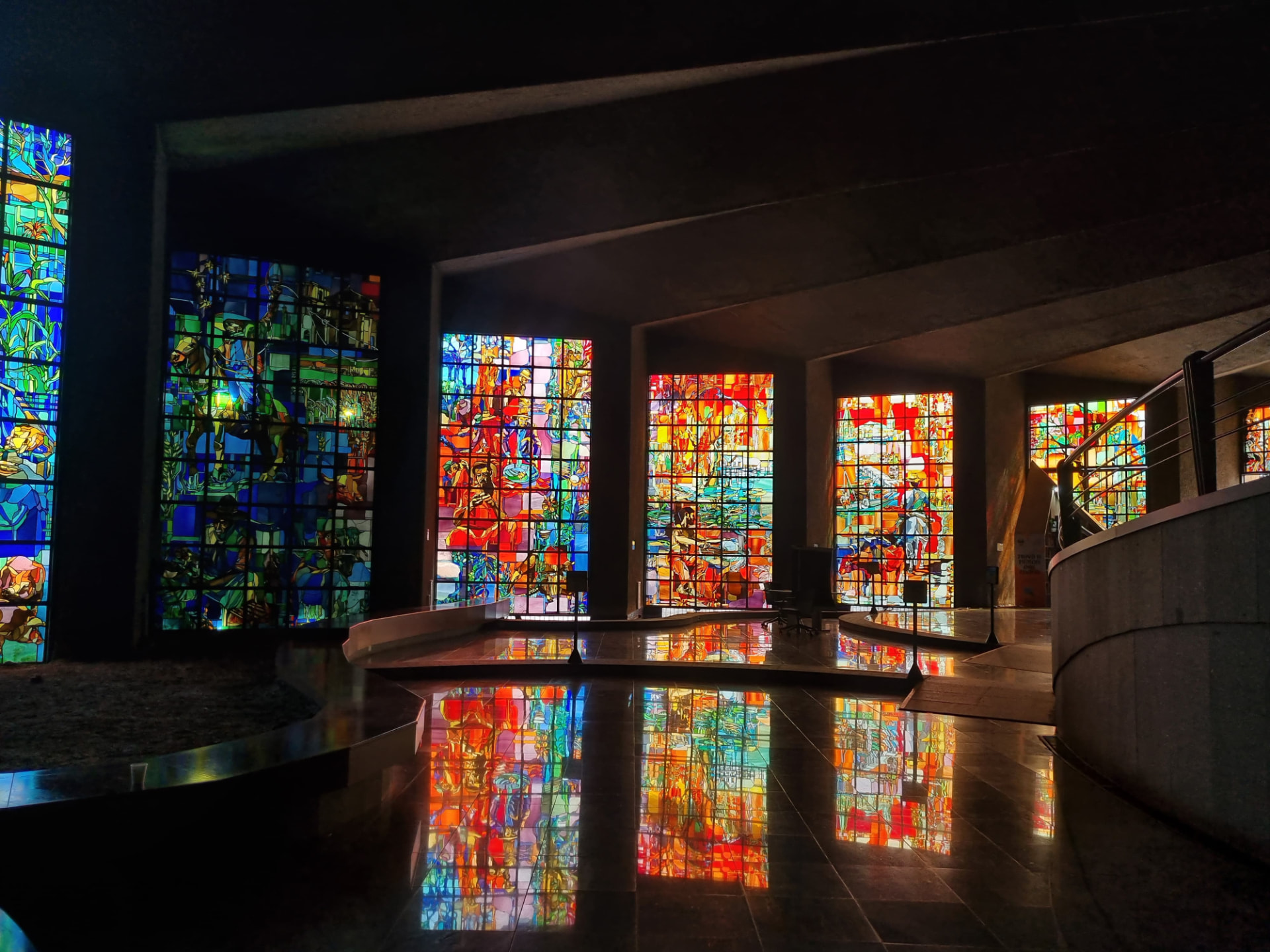Vitrais coloridos iluminando o interior da igreja