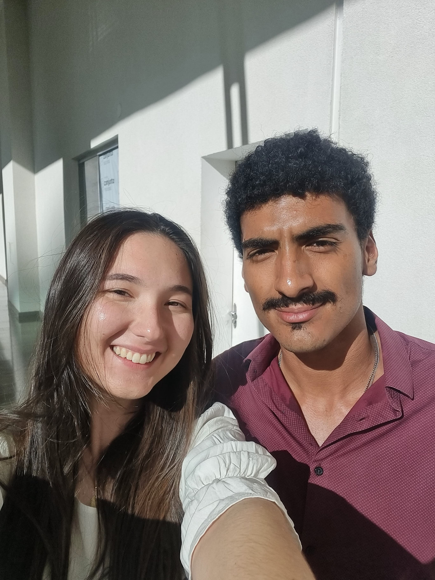Aline e Arthur sorrindo juntos ao sol
