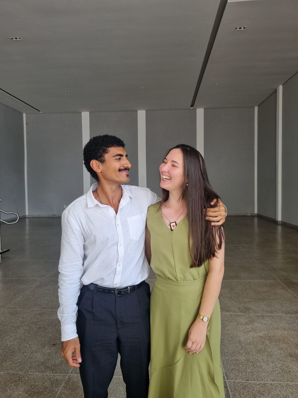 Aline e Arthur rindo abraçados